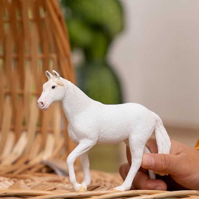 Schleich Farm World Camarillo Mare Horse Figurine - Realistic and Durable Farm Animal Toy Figure with Authentic Details, Fun and Imaginative Play for Boys and Girls, Gift for Kids Ages 3+ - Figurio