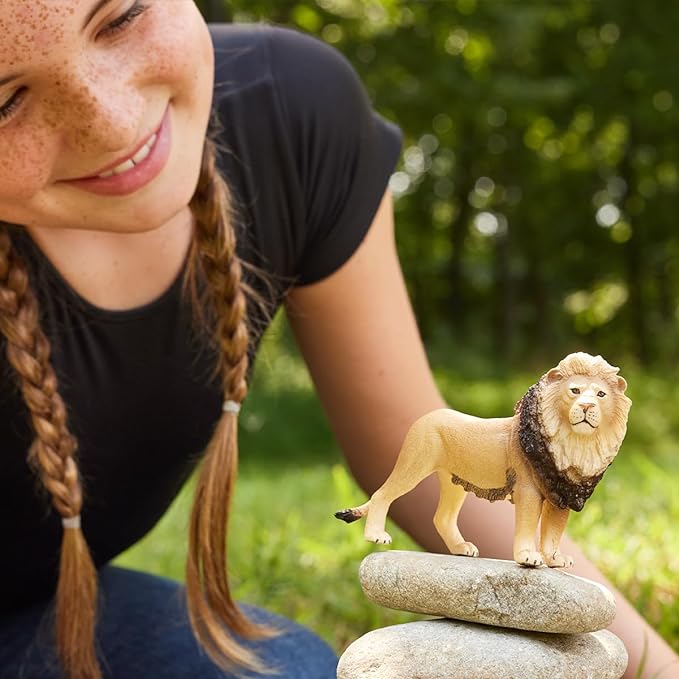 Schleich Wild Life Realistic King of The Jungle Lion Toy Figurine - Highly Durable Realistic Wild African Lion Action Figure Toy, Education and Fun for Boys and Girls, Gift for Kids Ages 3+ - Figurio