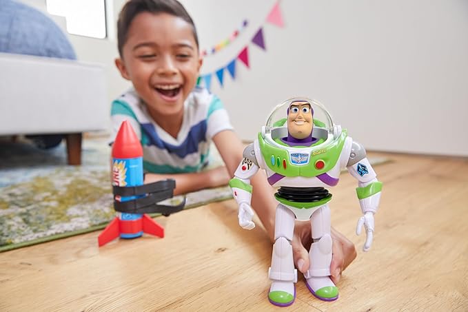 Mattel Disney Pixar Toy Story Buzz Lightyear 10-inch Action Figure Toy with Rocket & 20 Plus Phrases & Sounds, Rocket Rescue Pack Buzz Pack - Figurio