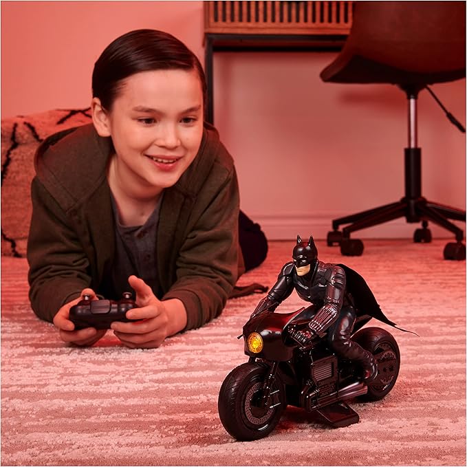 DC Comics, The Batman Batcycle RC with Batman Rider Action Figure, Official Batman Movie Styling, Kids Toys for Boys and Girls Ages 4 and Up - Figurio